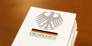 Ein Foto eines Stapels deutscher Grundgesetze.